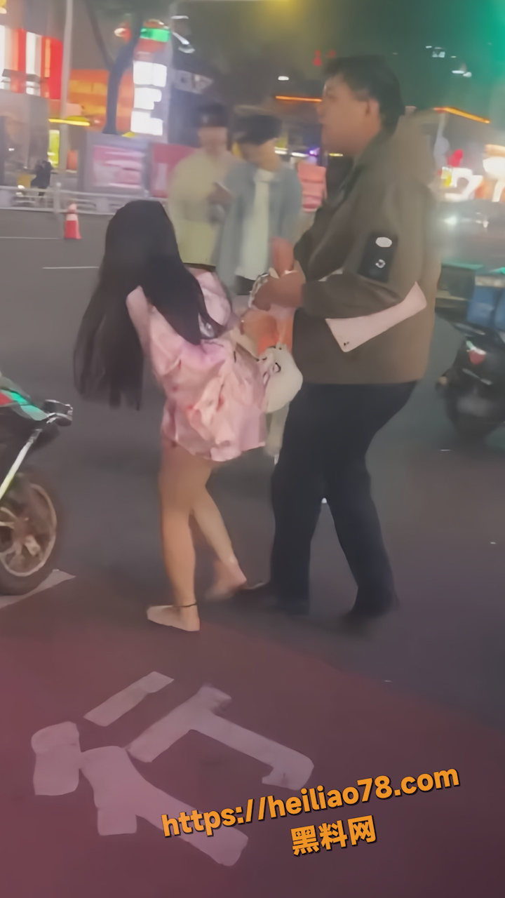 长沙解放西奶罩妹户外露出4