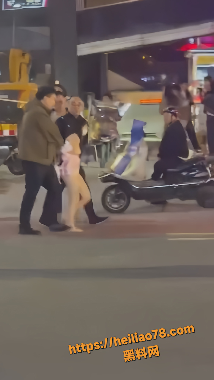 长沙解放西奶罩妹户外露出5