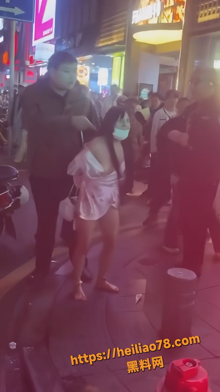 长沙解放西奶罩妹户外露出6