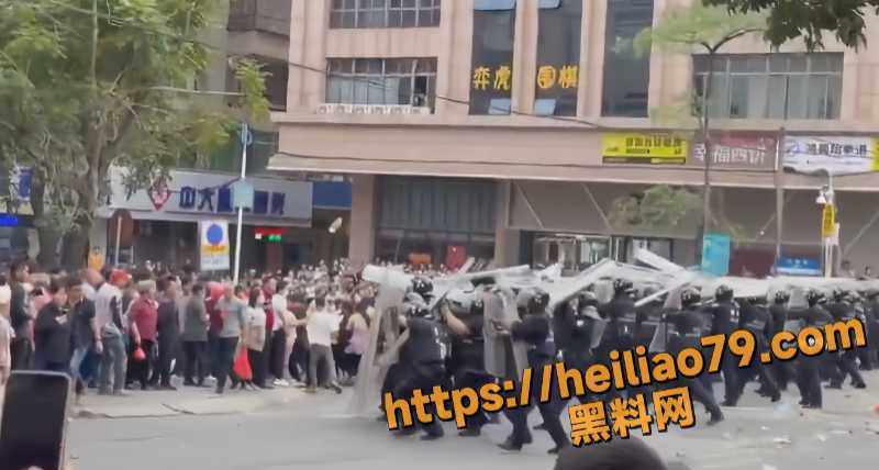 村民砸警察5