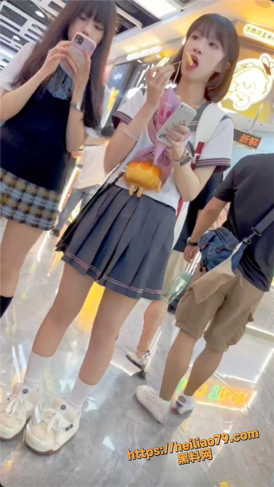 街头偷拍抄底JK小姐姐视频1