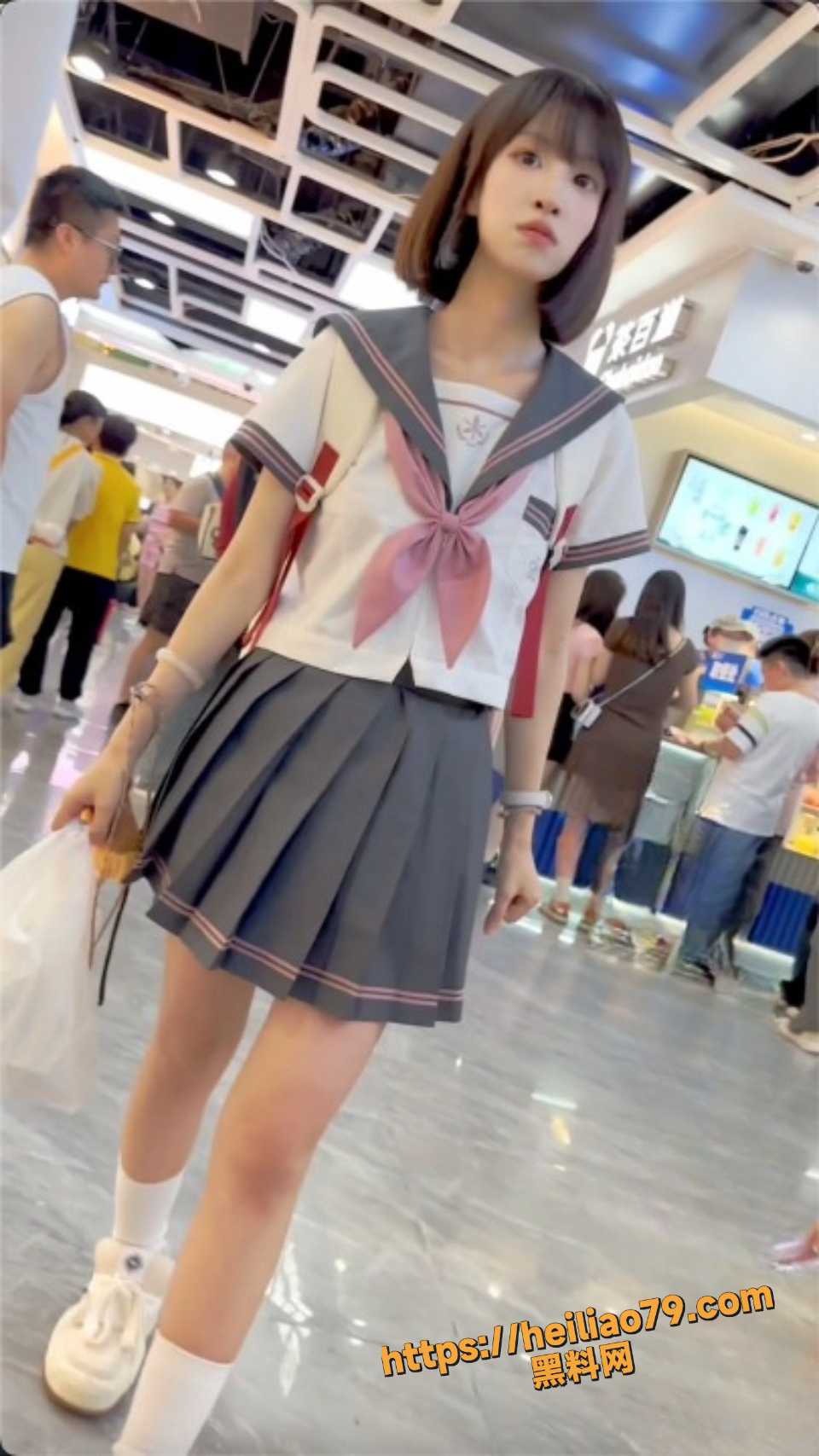 街头偷拍抄底JK小姐姐视频2