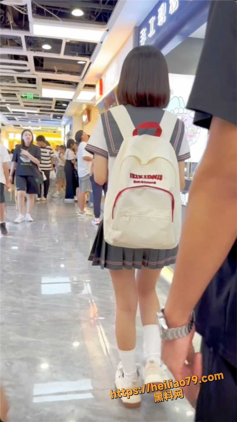 制服小姐姐走光露点高能福利3