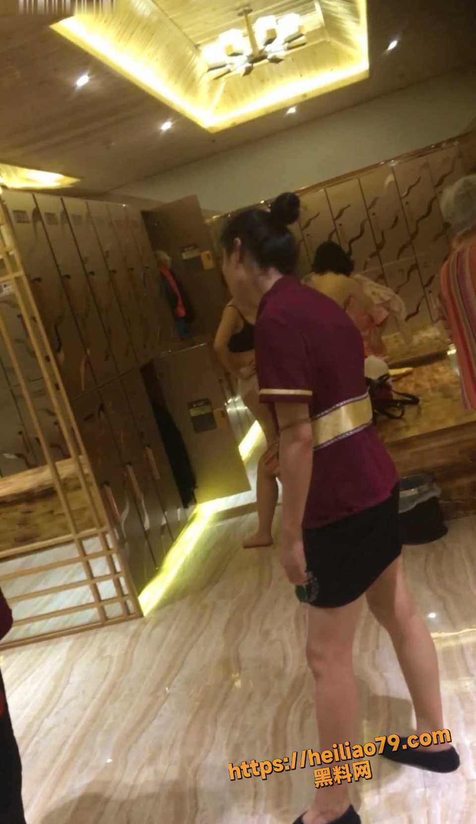 温泉休闲酒店换衣室偷拍视频流出2