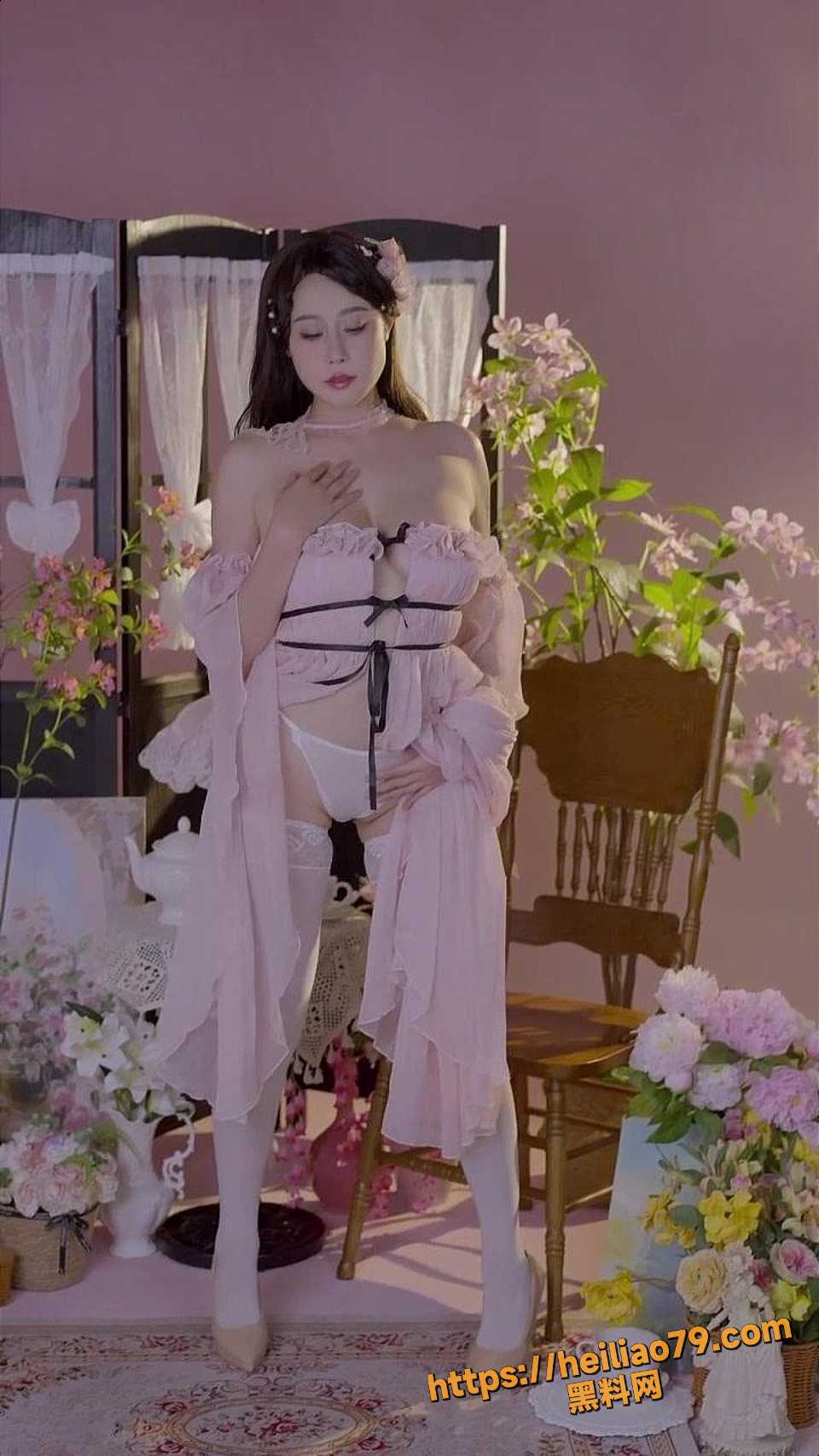 奈汐酱粉色女仆装私拍诱惑2
