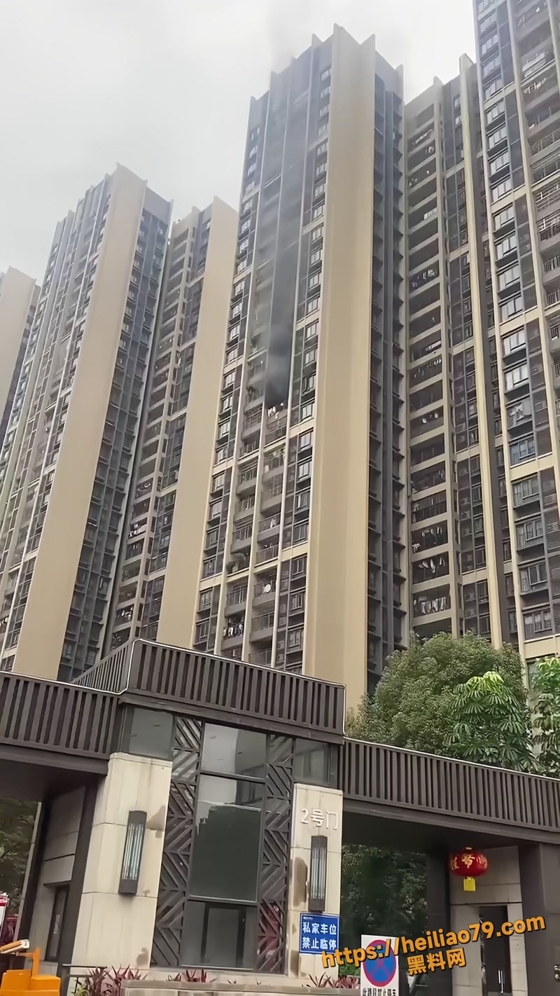 女子洗澡遇火全裸逃生1
