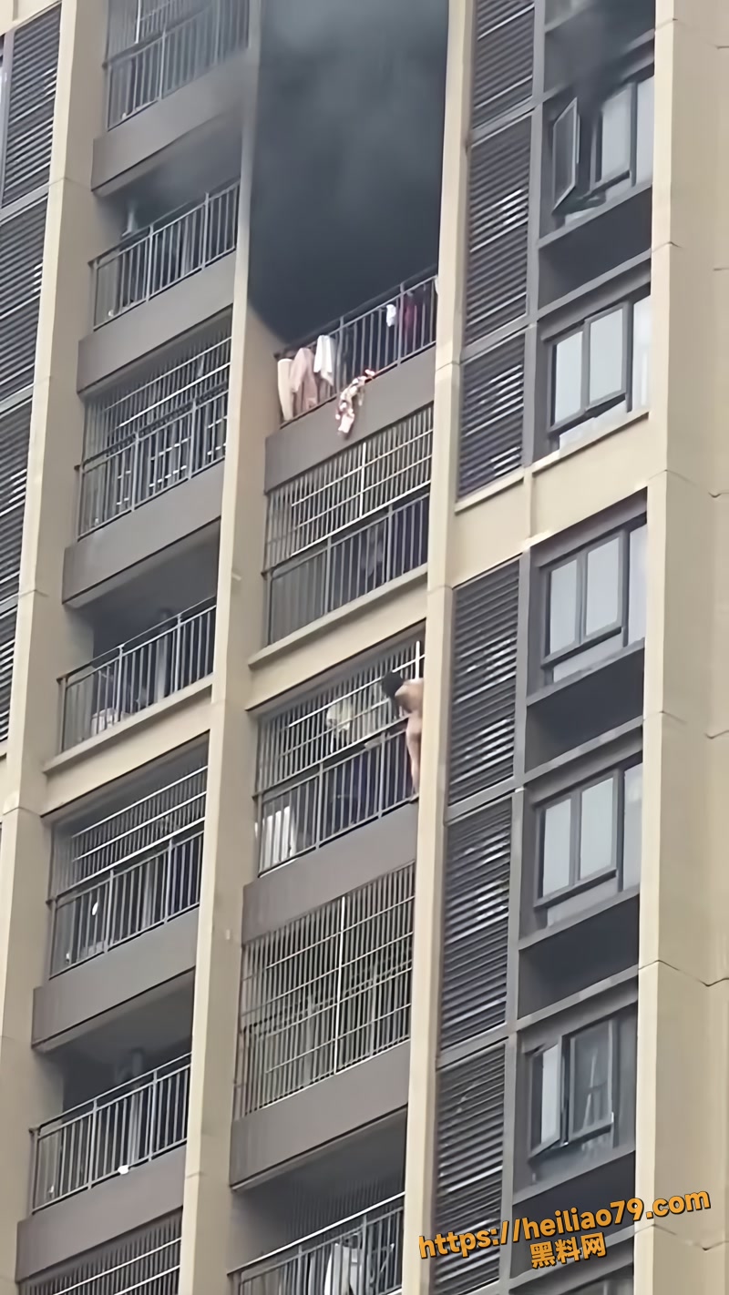 家中突发大火裸逃3