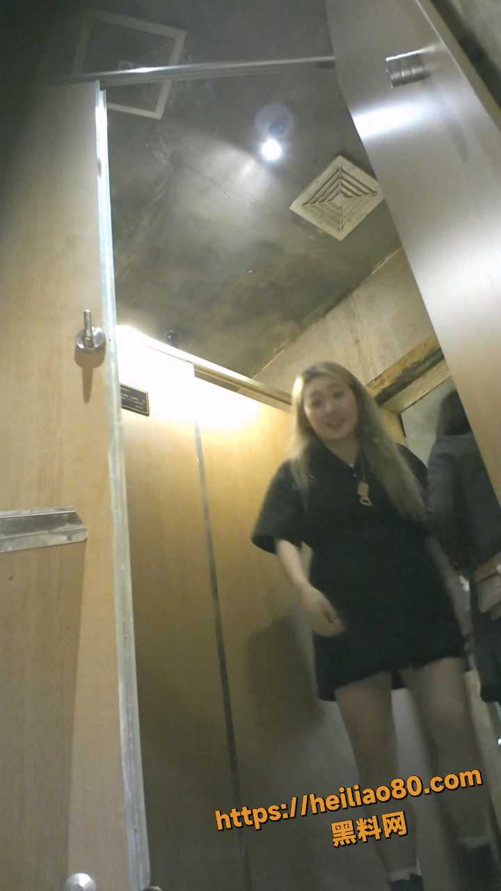 美女露脸放尿