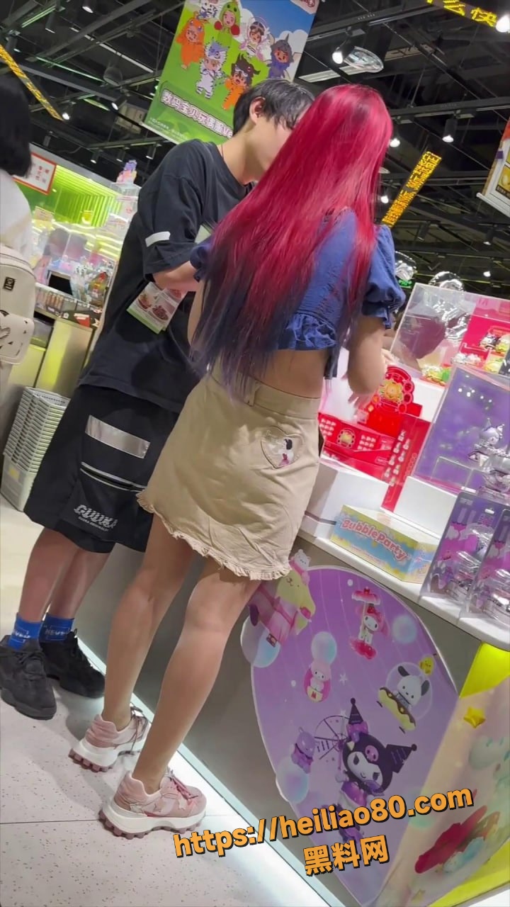 街头偷拍抄底美女视频3