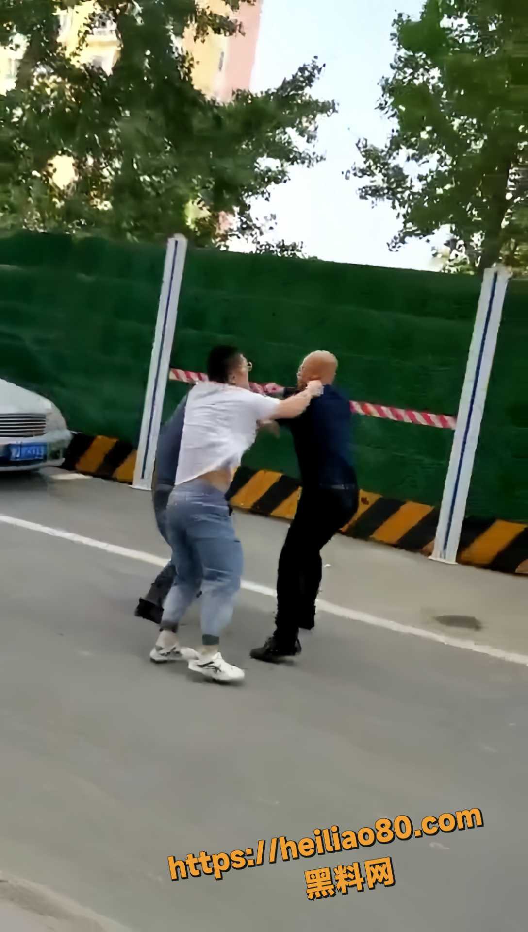 光头男与父子引发冲突1