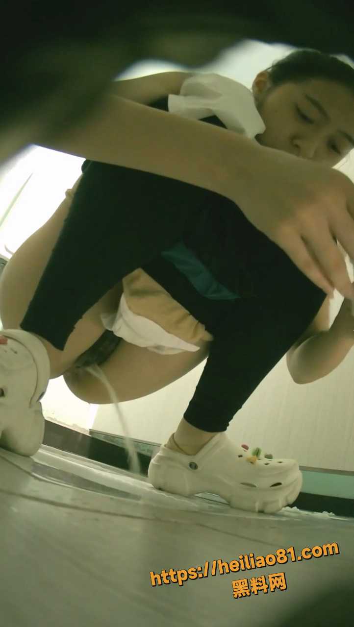 美女露脸放尿