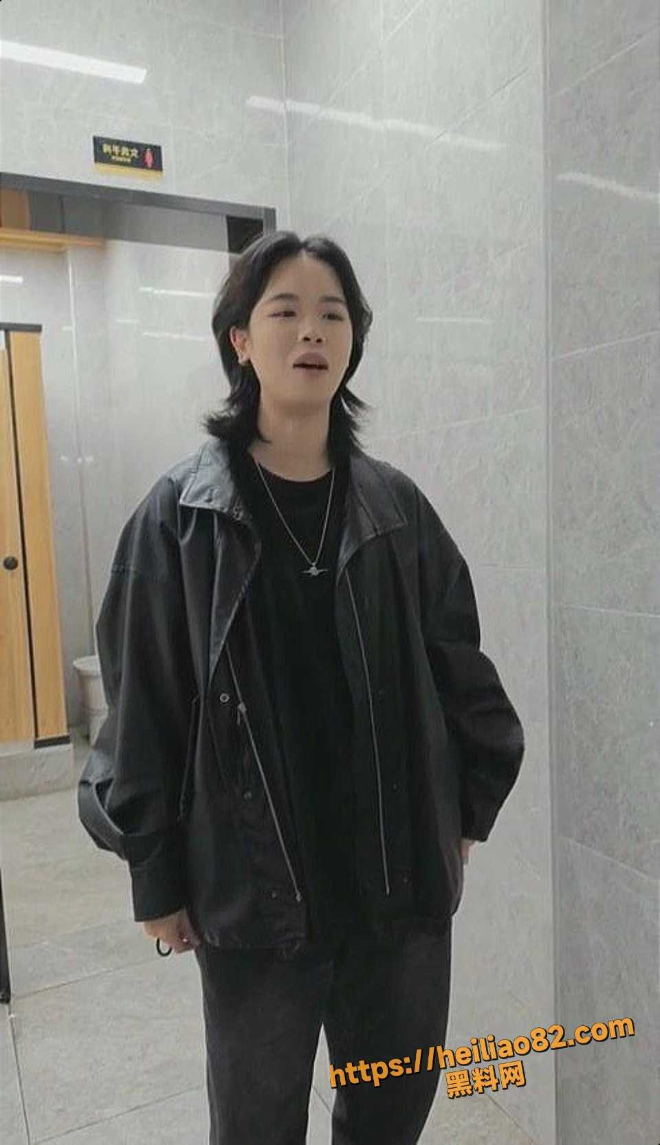 偷拍小少妇尿尿暴露姨妈血逼6