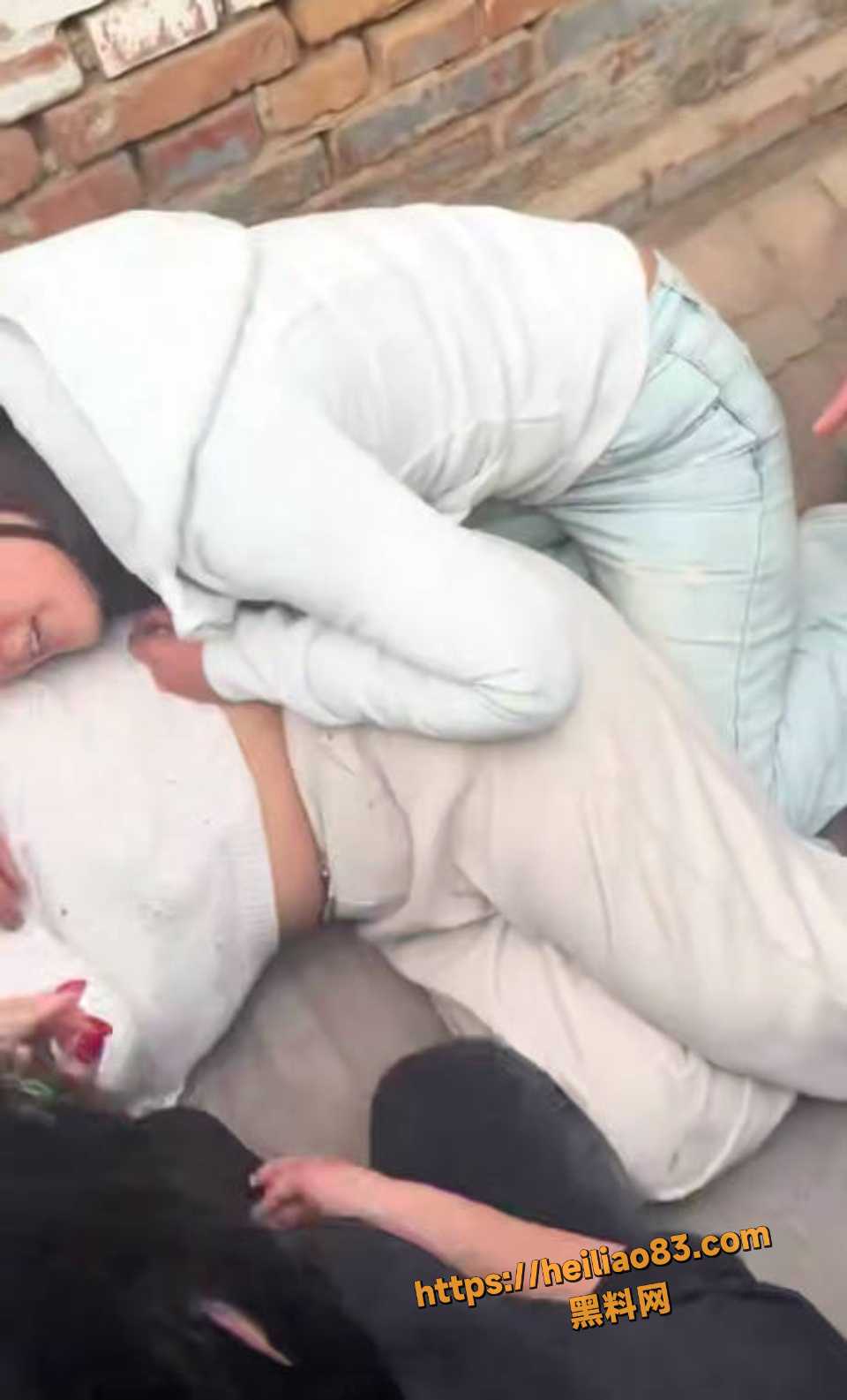 原配上门抓小三被辱骂事件3
