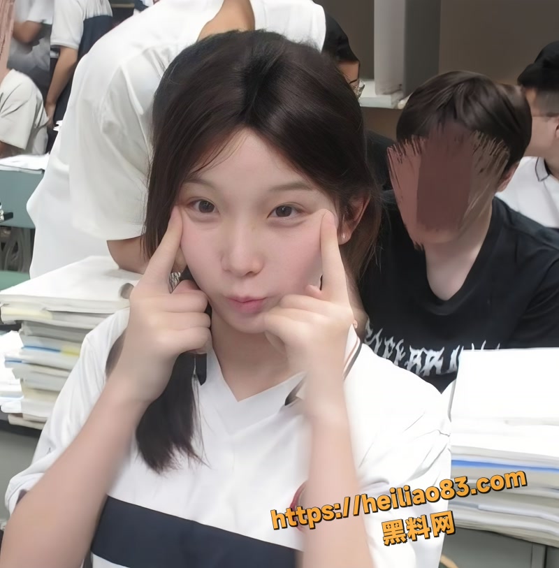 校花梁欣莹被渣男狂抽