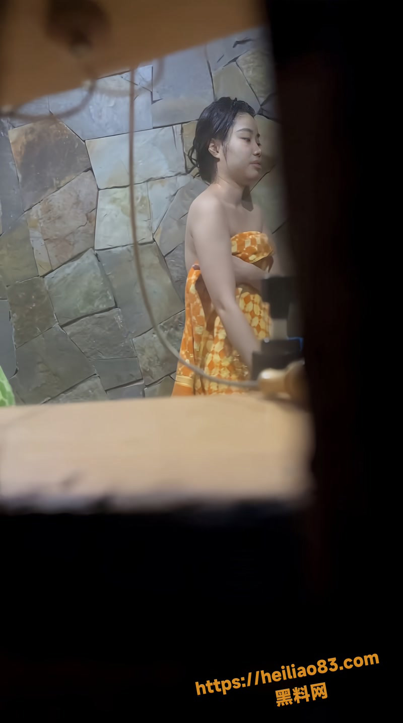 小姐姐淋浴换衣偷拍