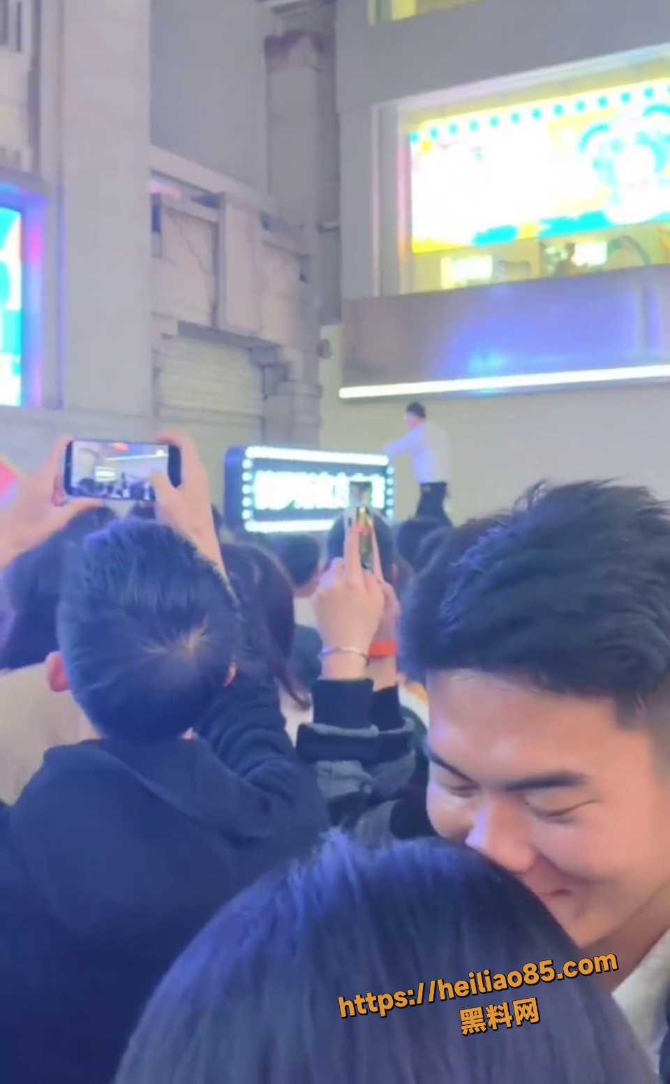 江汉路步行街情侣当街吵架视频1