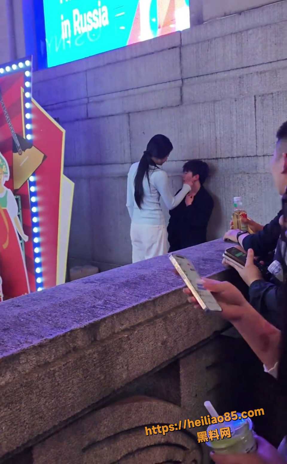 江汉路步行街情侣当街吵架视频2