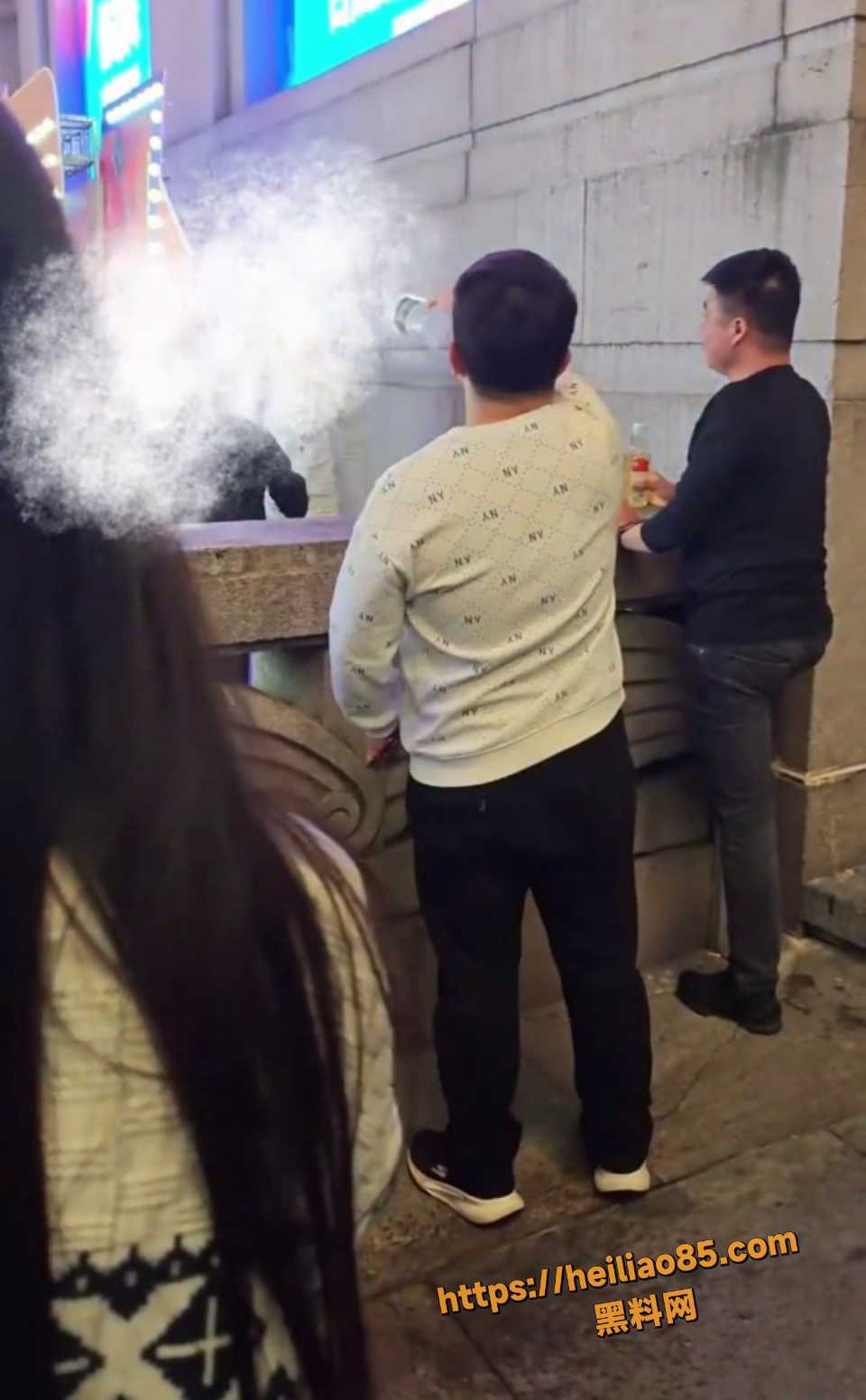 江汉路步行街感情纠纷现场5