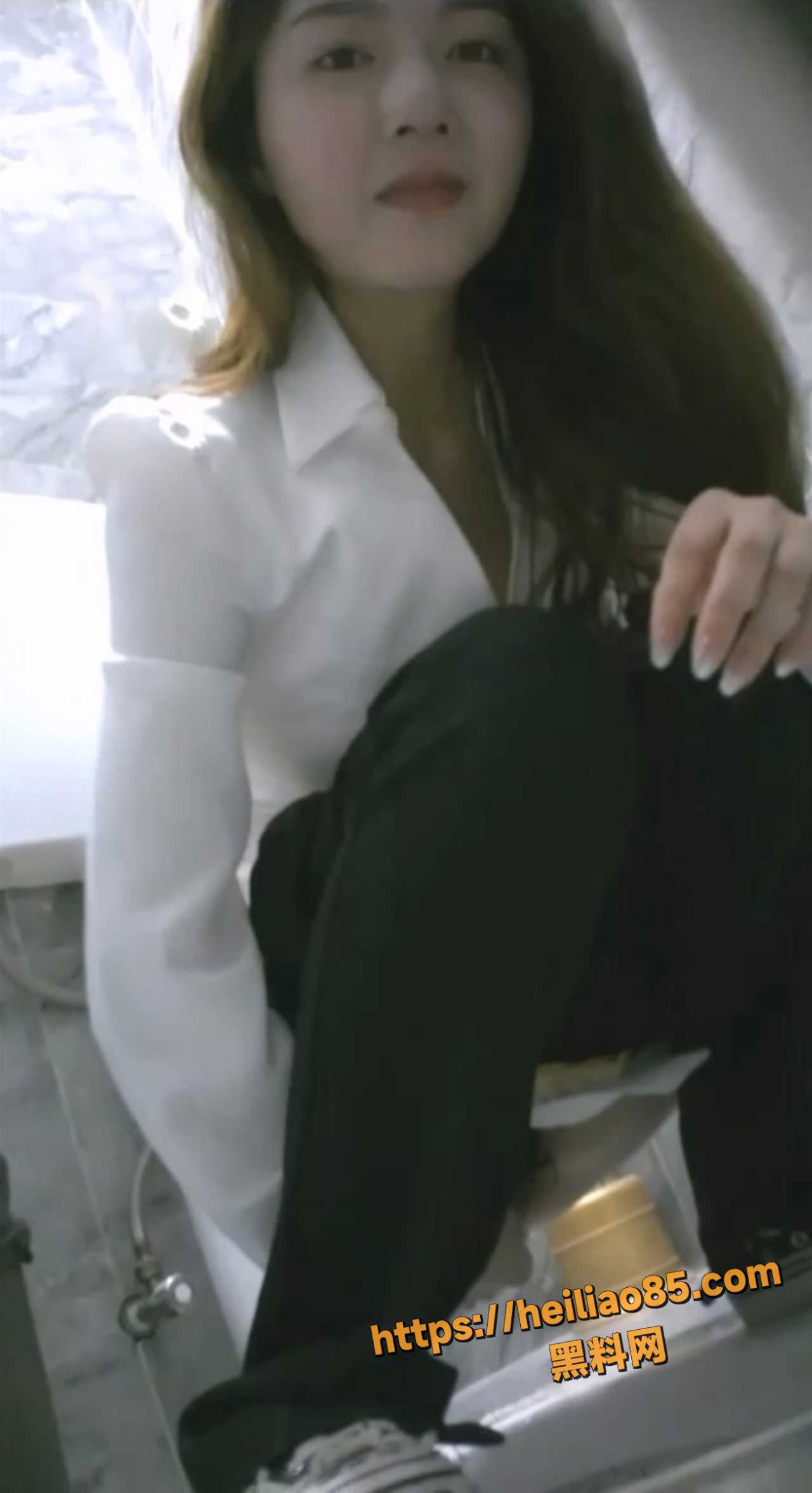 美女厕拍