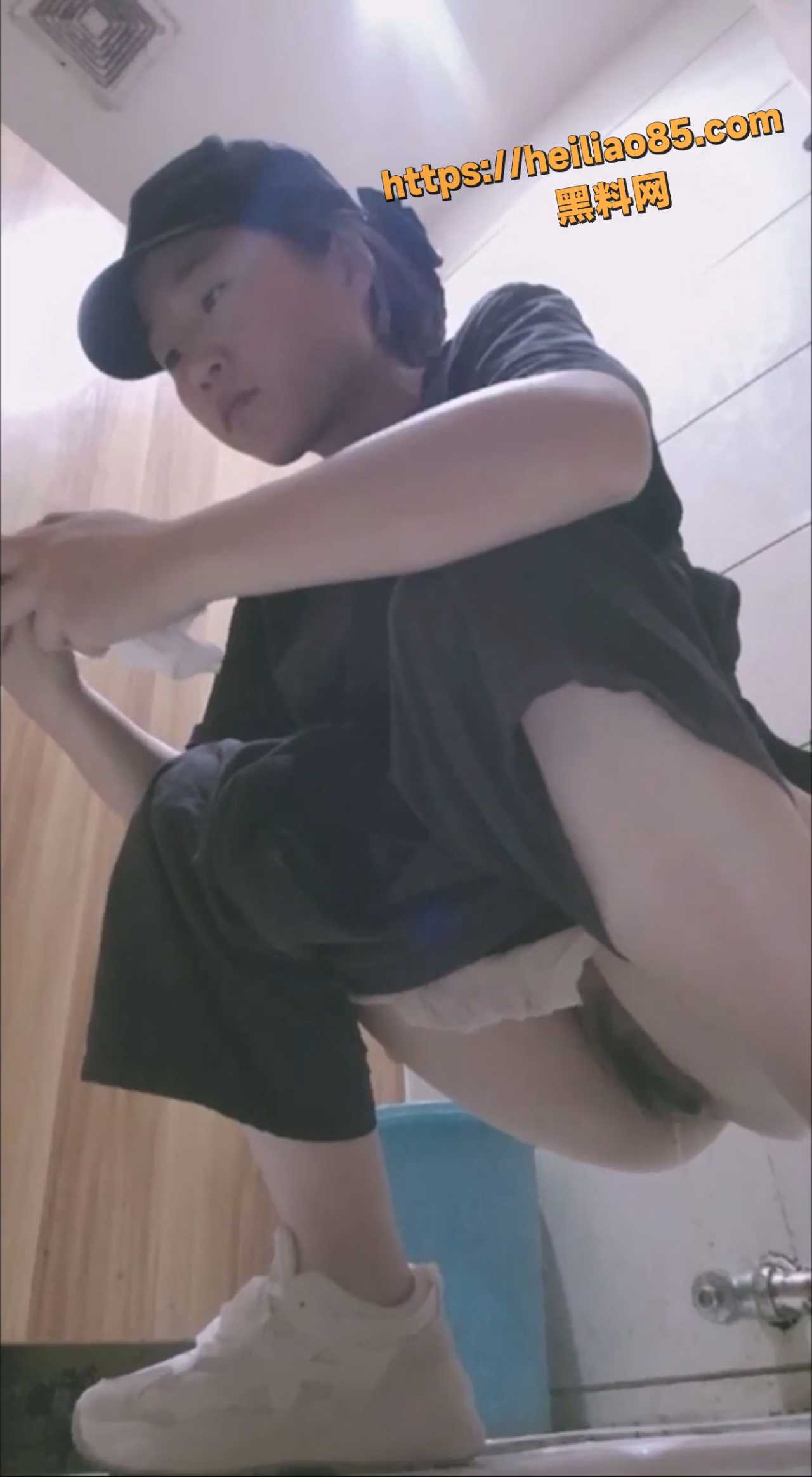 美女露脸放尿
