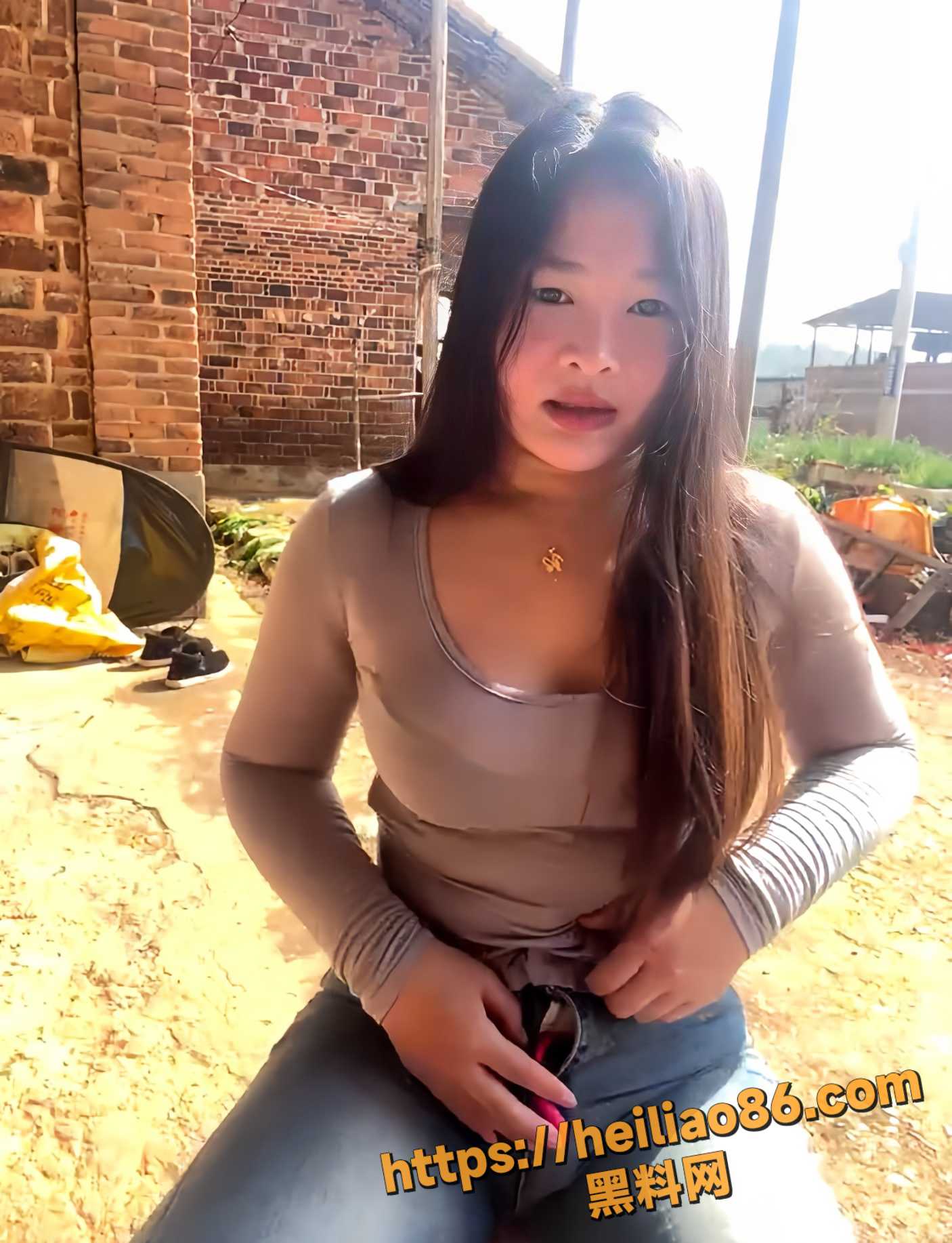 巨乳嫩妹为钱下海1