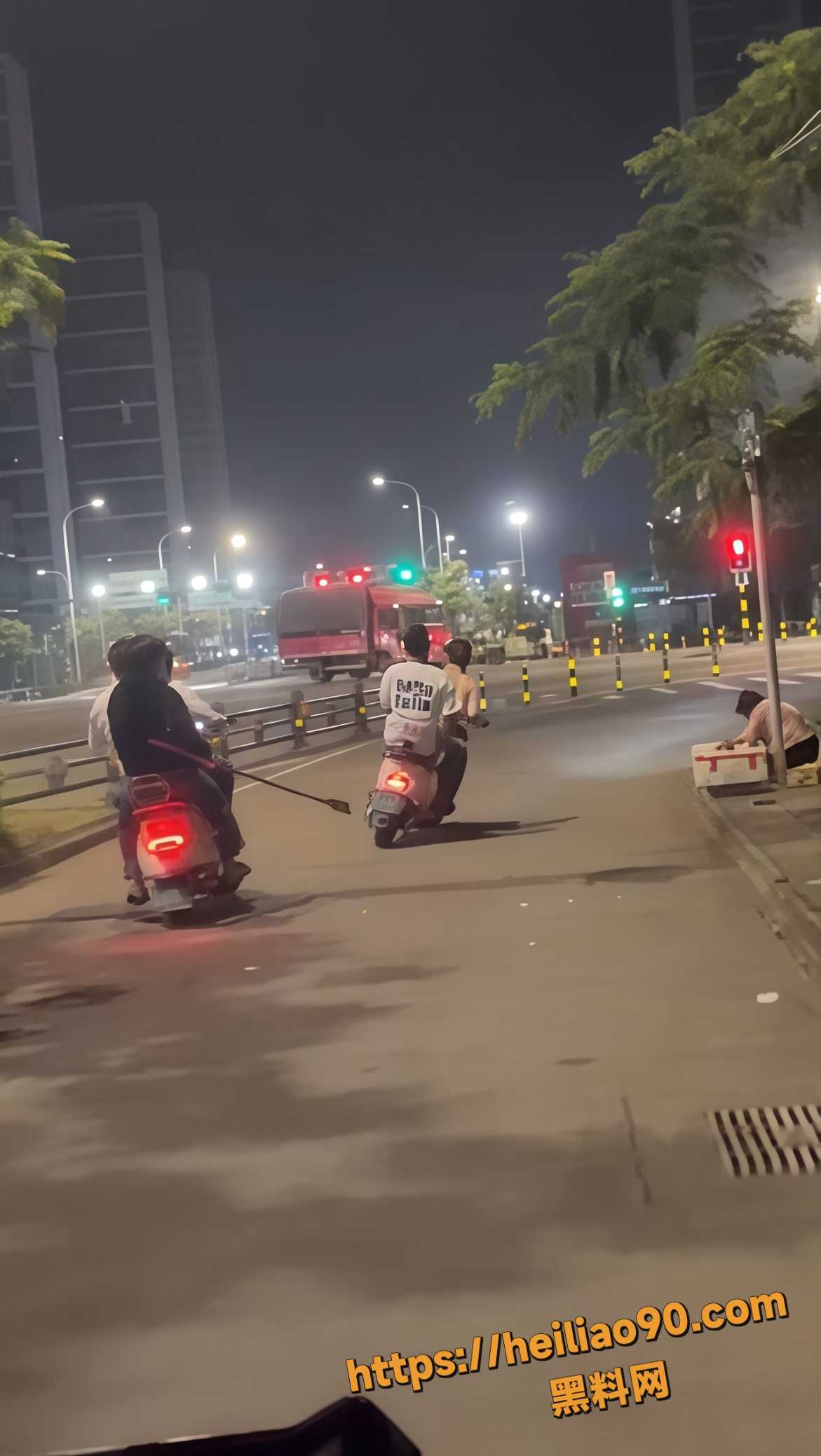 海南精神小伙街头持刀砍人1