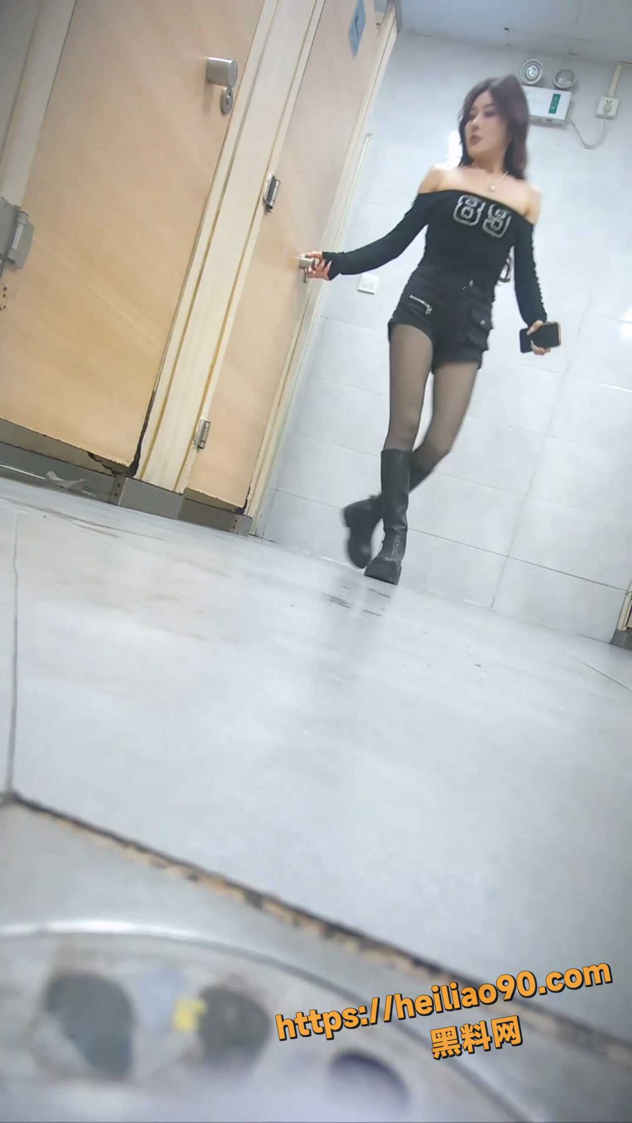 美女厕拍