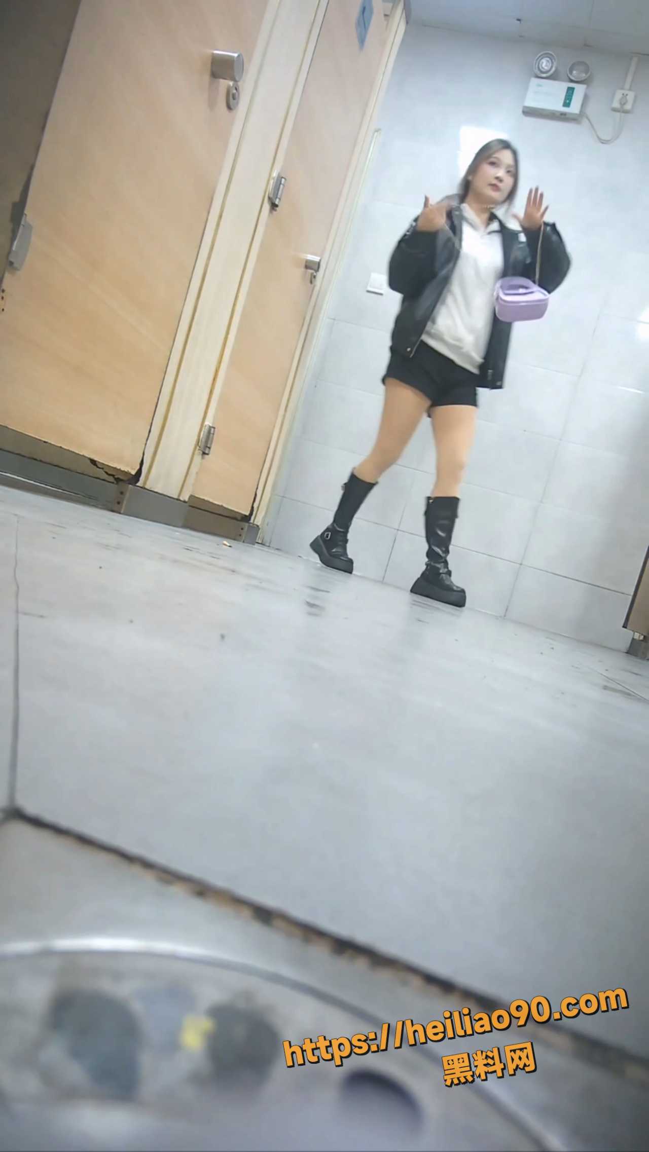美女露脸放尿