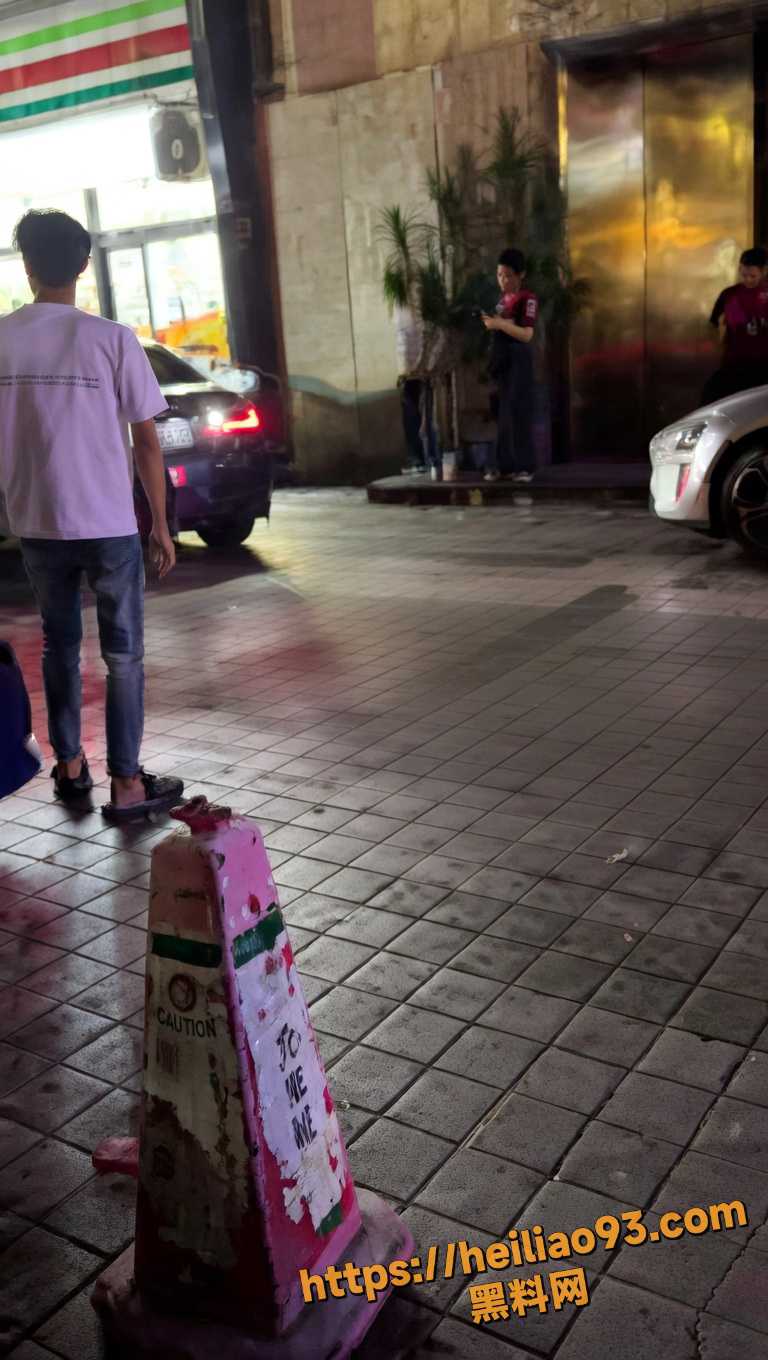 海口夜市男子开车撞人视频1