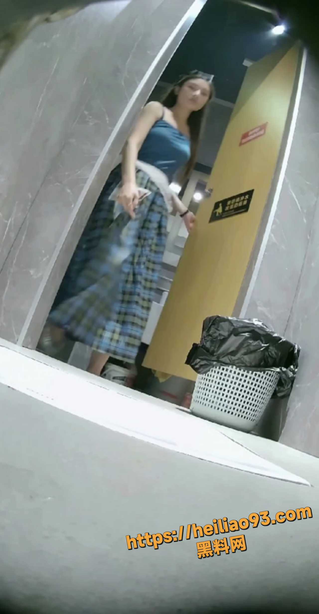 美女露脸放尿