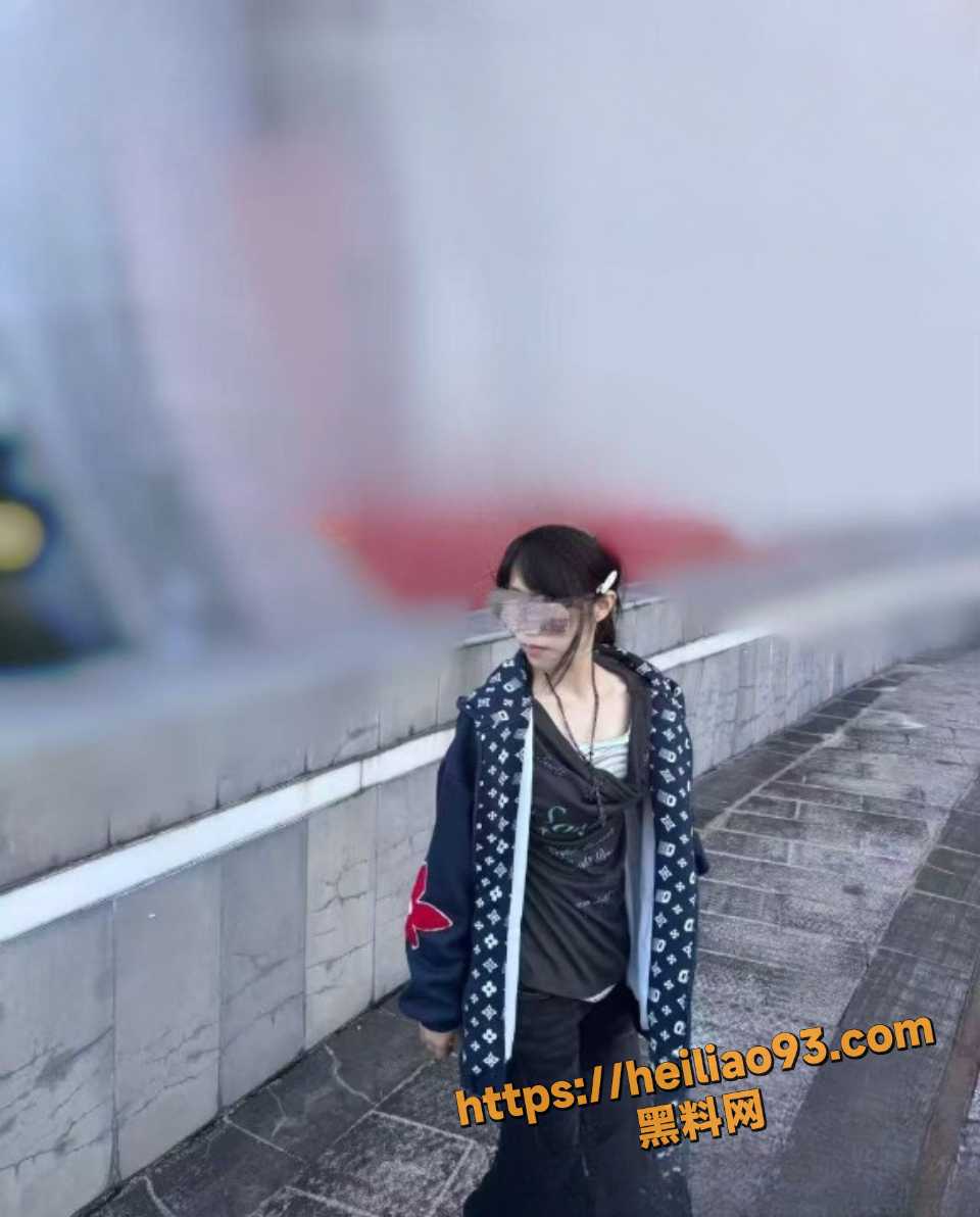 与妹妹房间偷情视频8