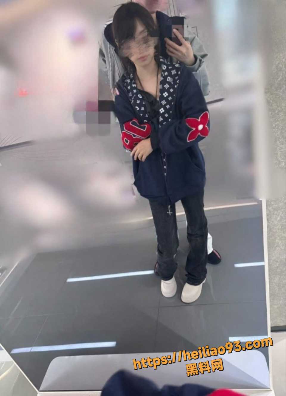 与妹妹房间偷情视频9