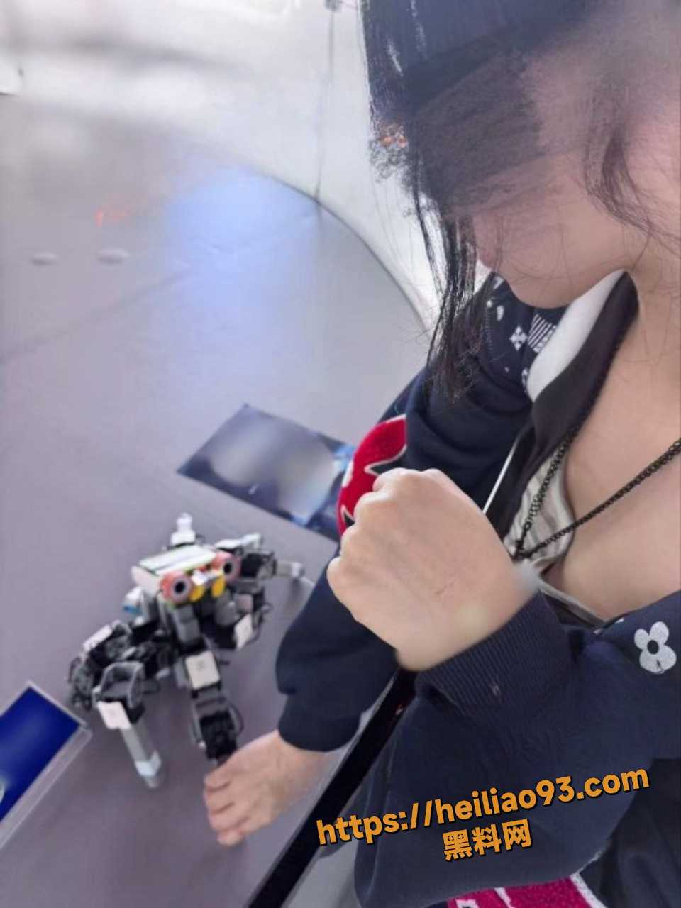与妹妹房间偷情视频13