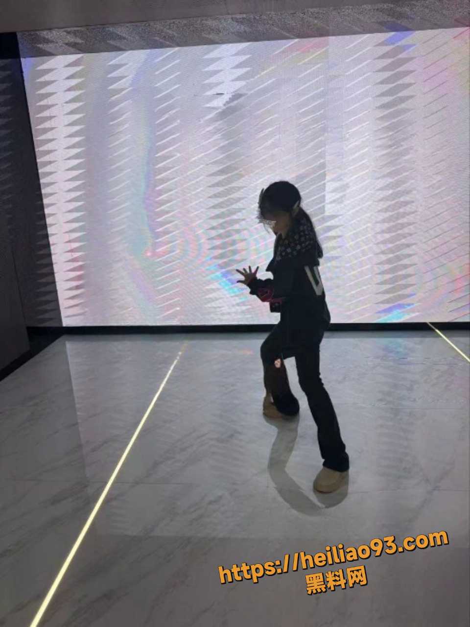与妹妹房间偷情视频14