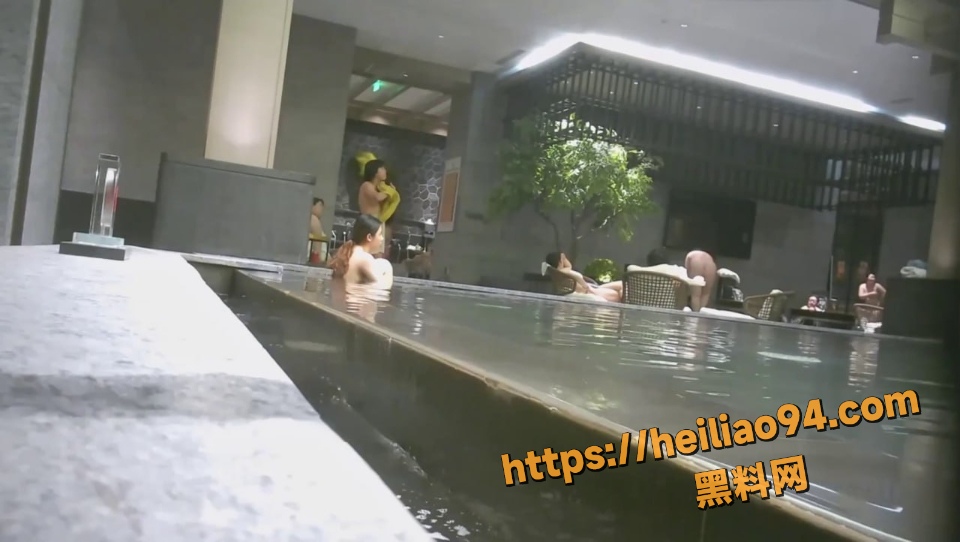 偷拍顶级浴池美女9
