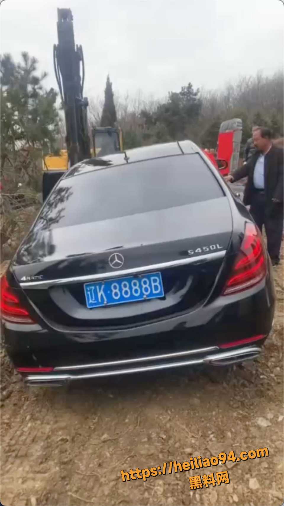 东北大哥去世豪车陪葬挖掘机现场3