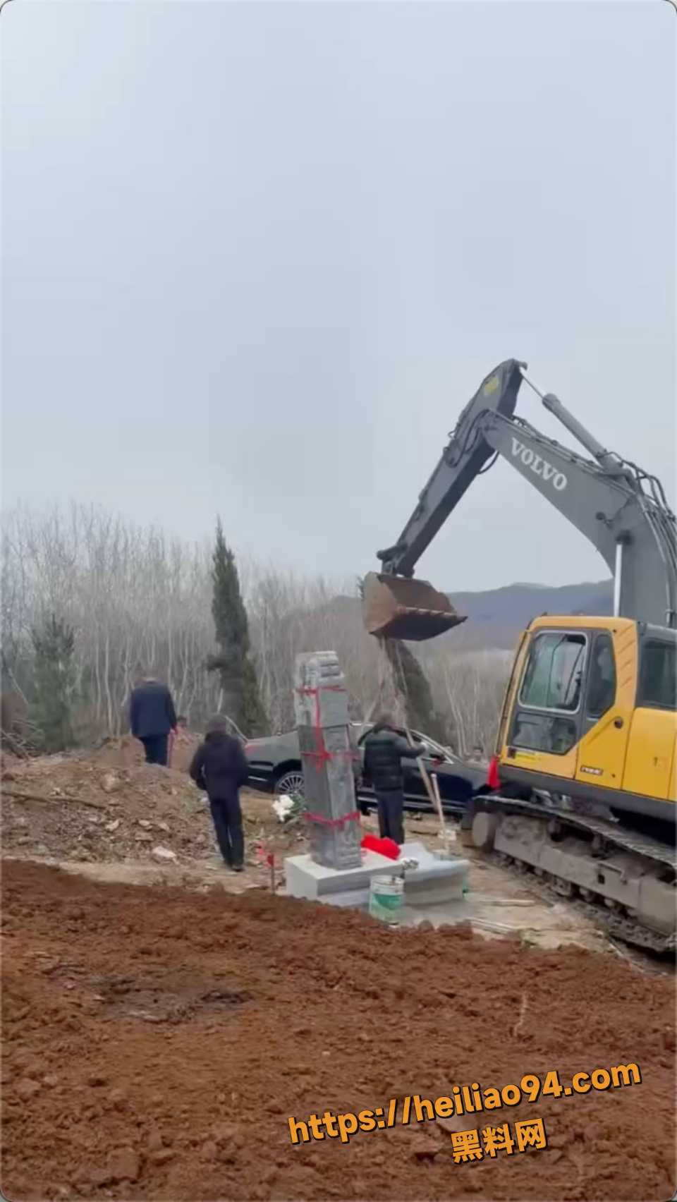 东北大哥去世豪车陪葬挖掘机现场4