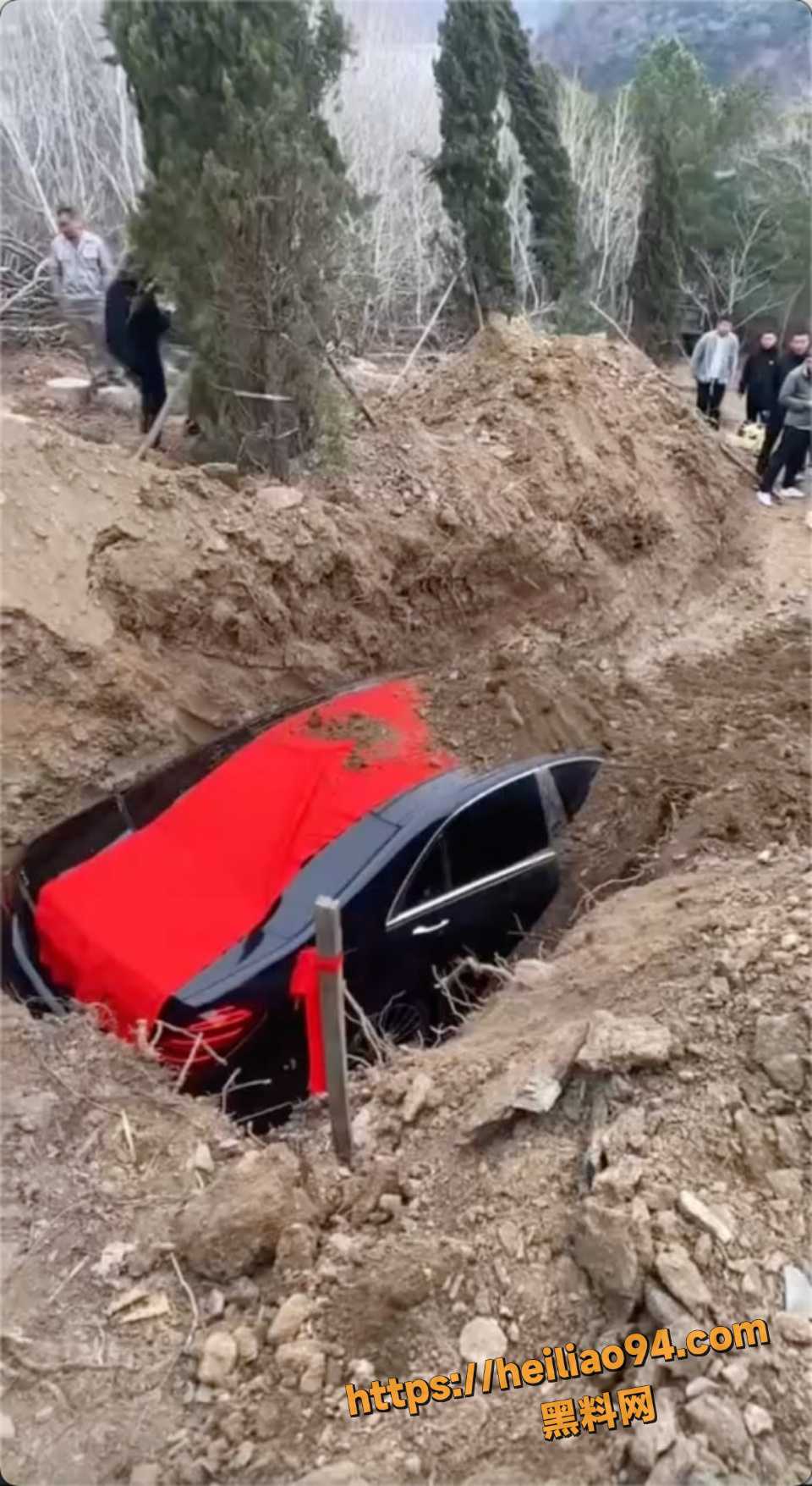 墓地现场挖坑下葬豪车视频5