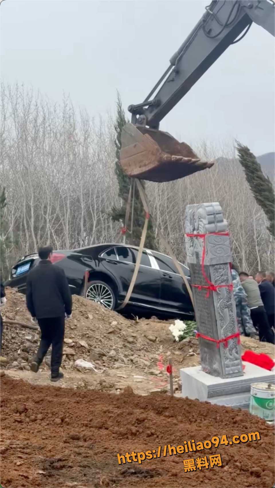 墓地现场挖坑下葬豪车视频6