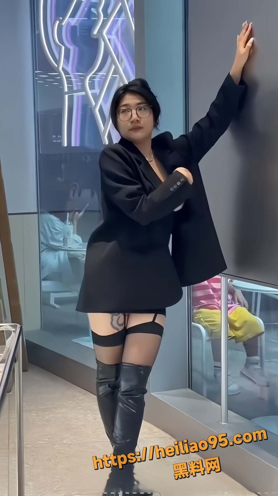 反差婊商场露出2
