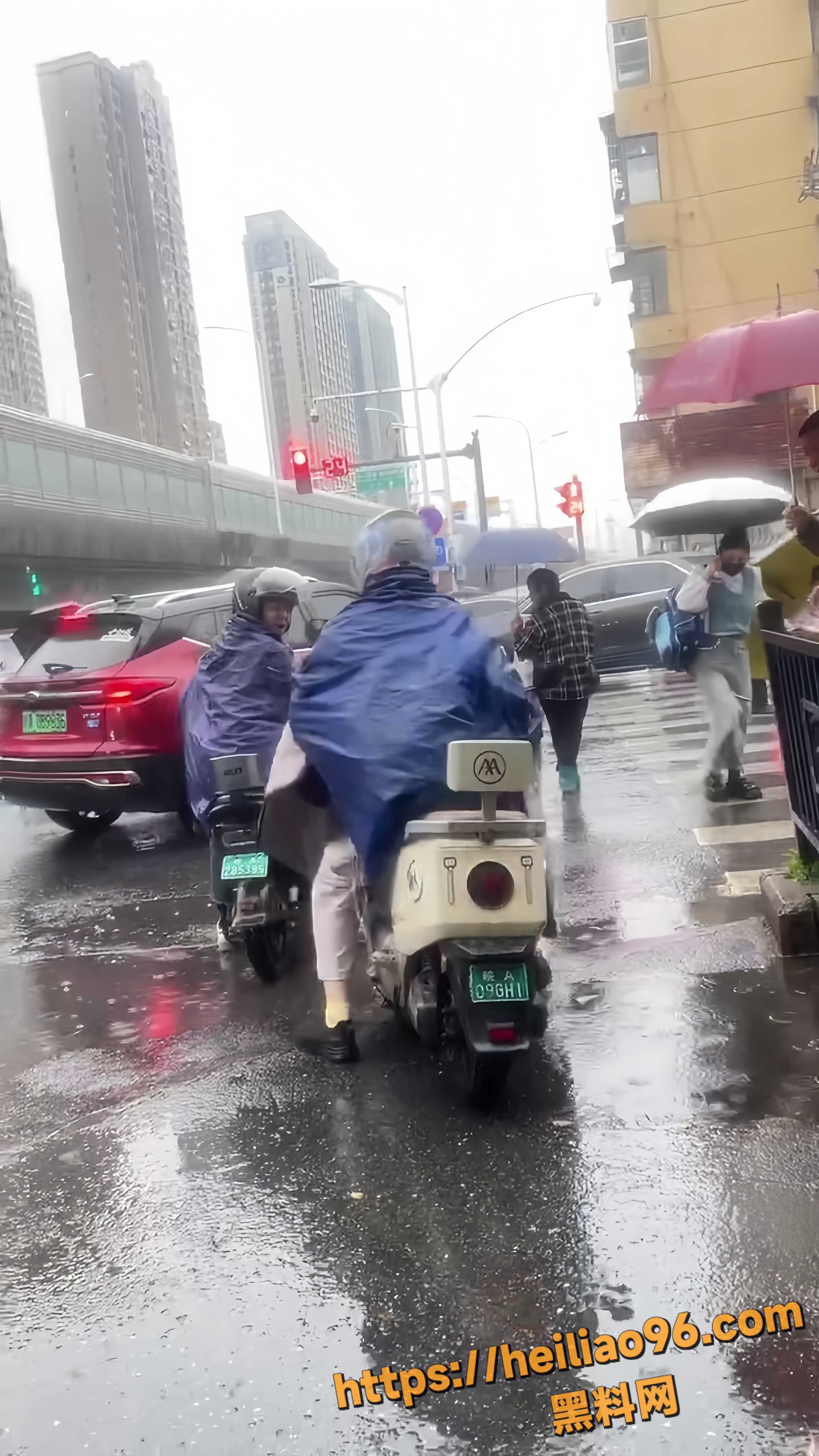 街头打斗路怒男瘫软视频1