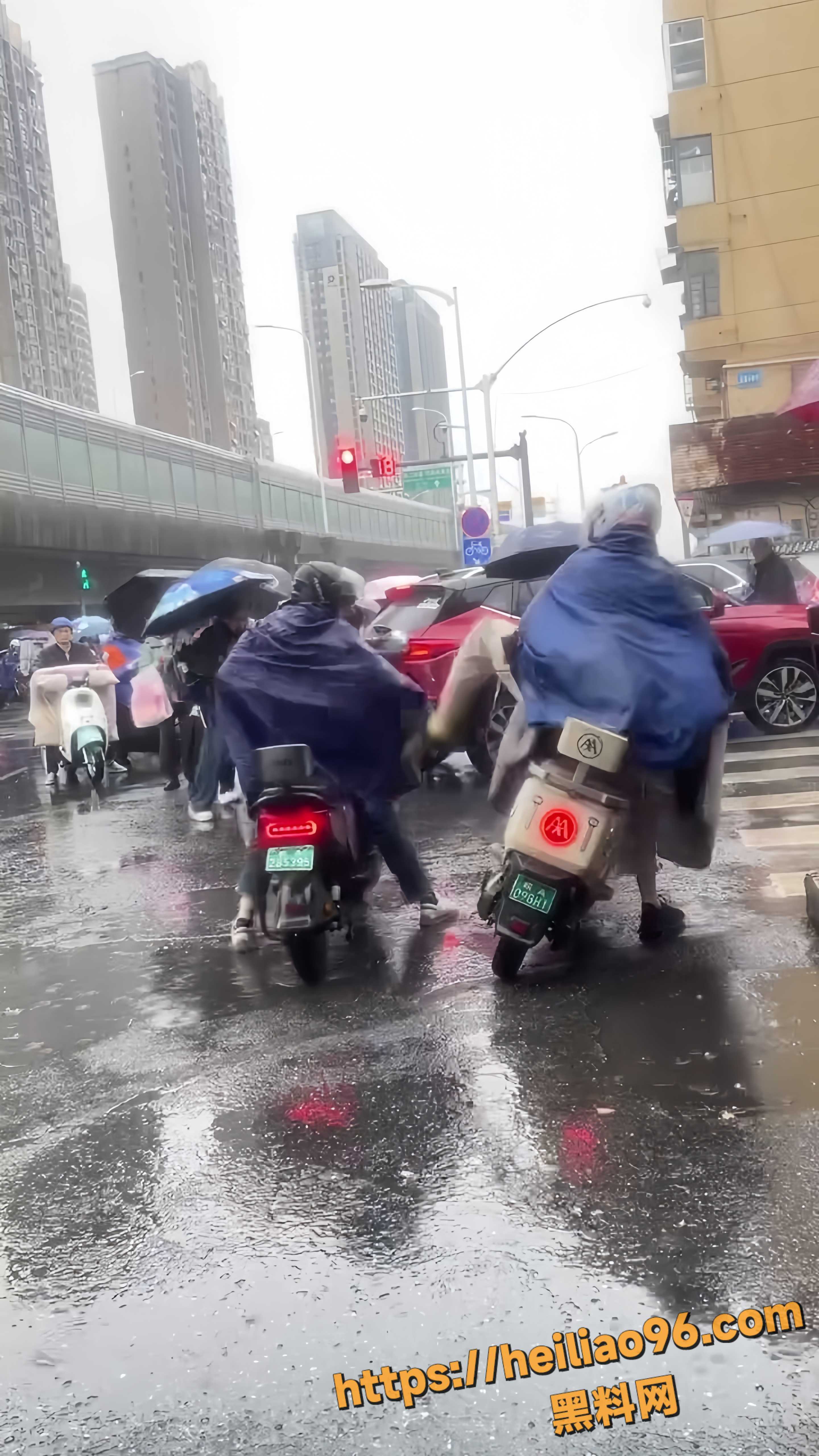 路怒男被按地狠打视频2