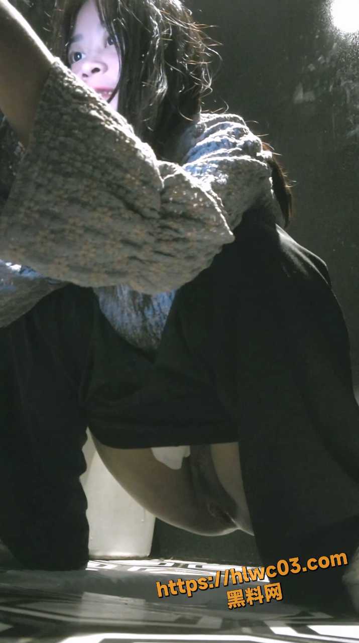 美女露脸放尿