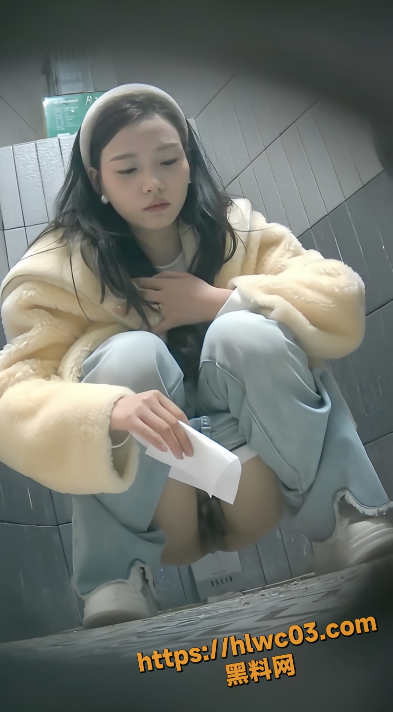 偷拍写字楼女厕美女1