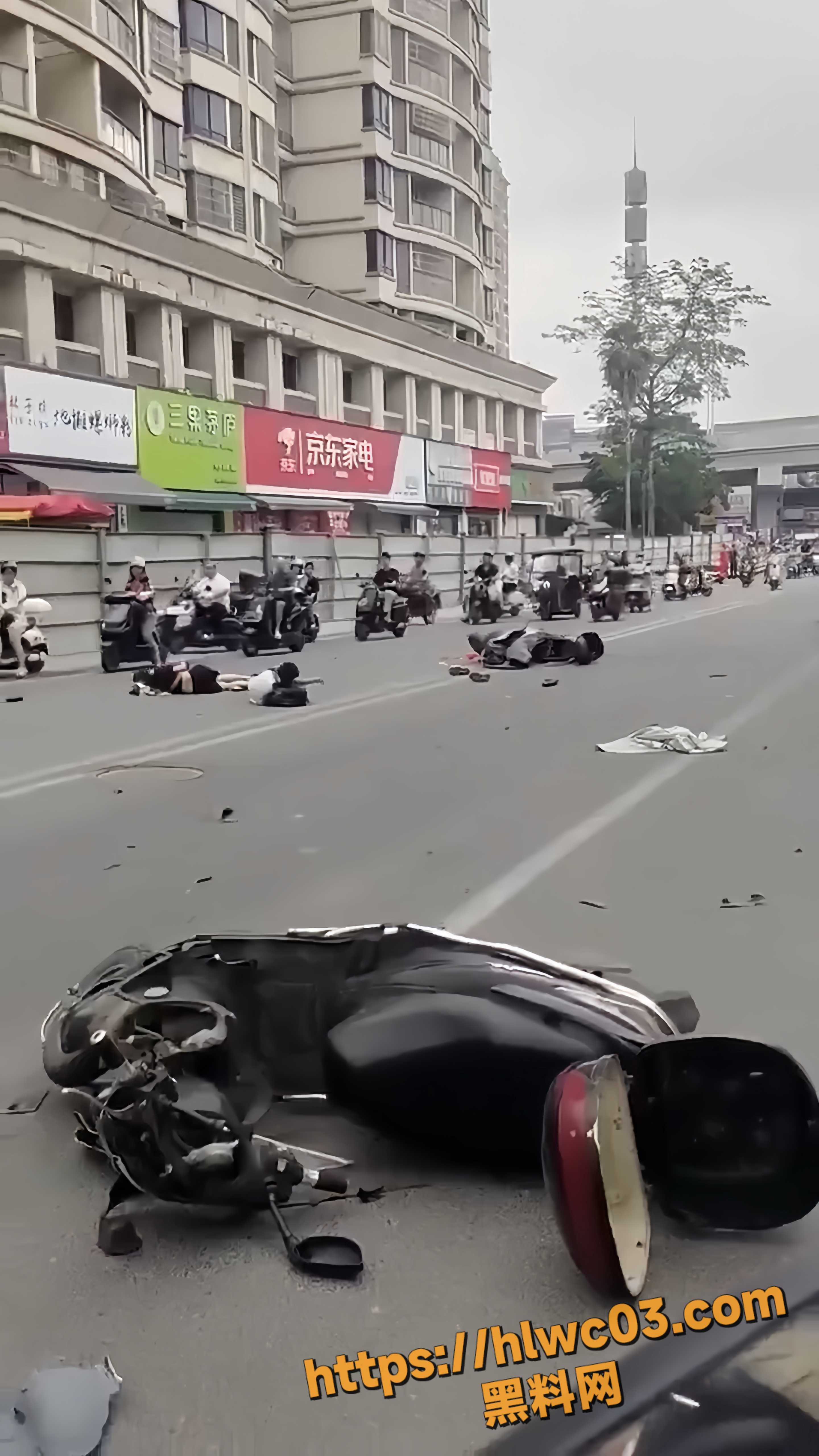 电动车被撞倒地画面2