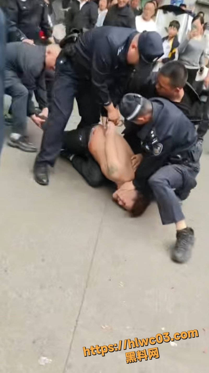 四川南充街头暴力砸车5