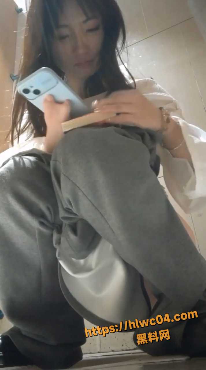 美女露脸放尿