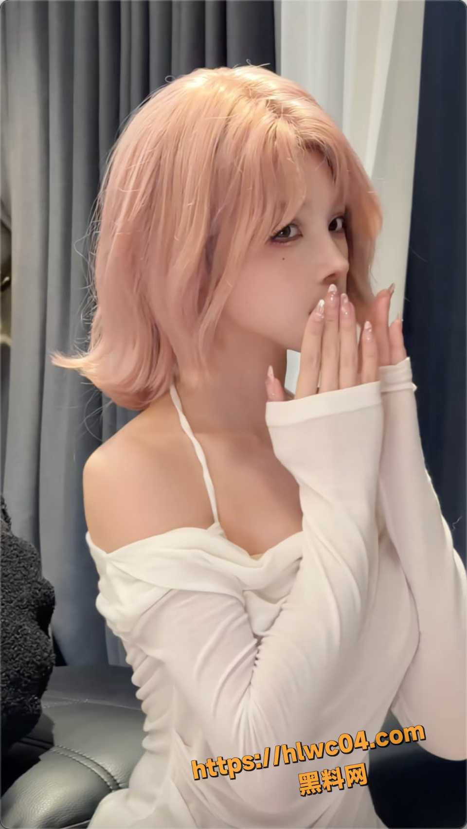 粉色短发美女爪琊露胸福利1