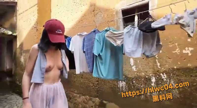 红帽妹子古镇巷子大胆半裸3