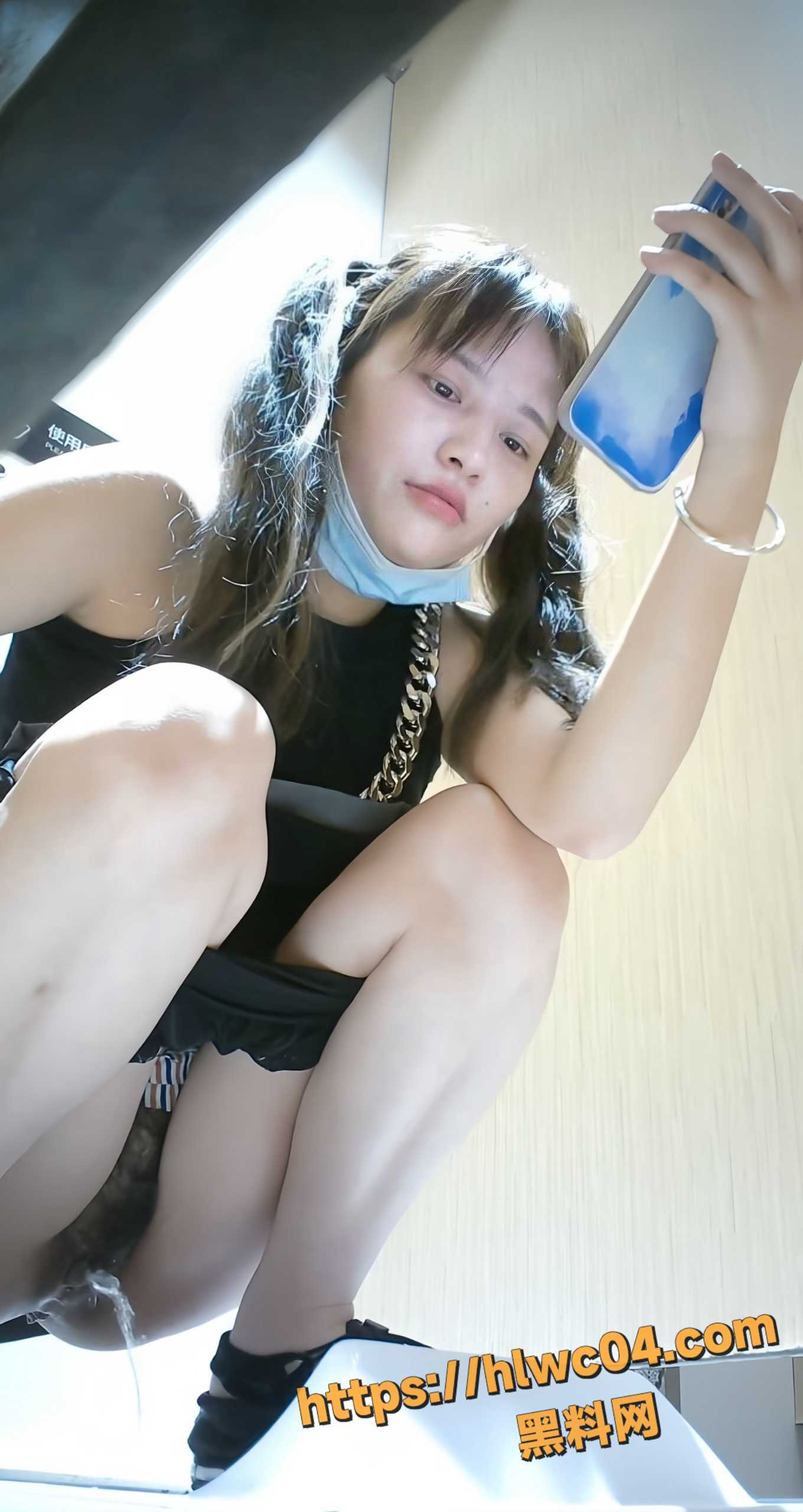 偷拍美女放尿视频3